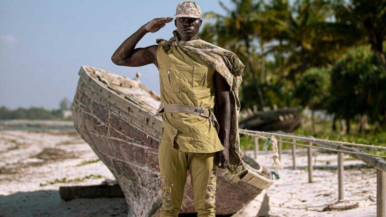 Russia in Africa: an African soldier stands on the beach