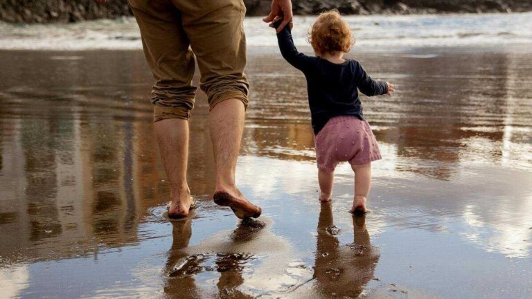 Father and child. Fot. Tatiana Syrikova/Pexels