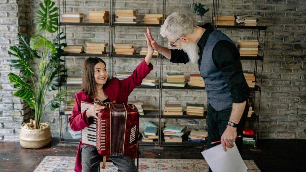 How to Wisely Praise a Child A music teacher high-fives a student.
Fot. Yan Krukau / Pexels