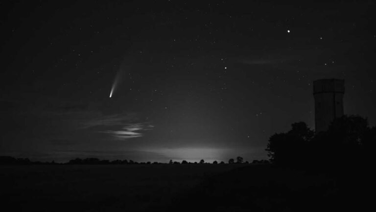 Night sky observation, Photo: Pixabay/TheOtherKev, Photo of a comet in the night sky
