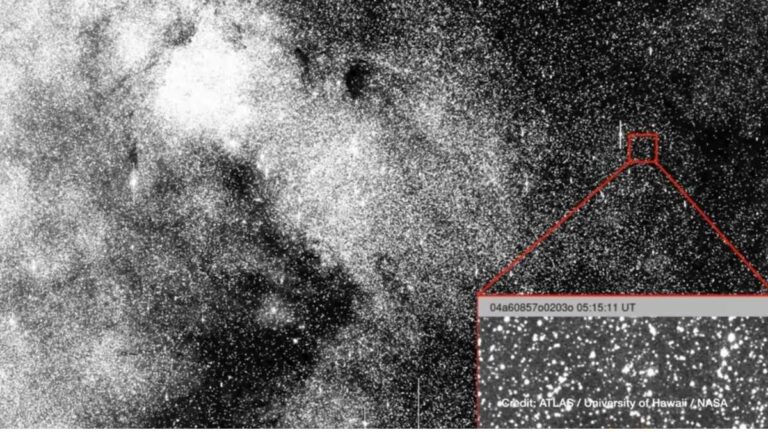 Comet or alien spacecraft: the mysterious cosmic object captured by the ATLAS telescope against the backdrop of the Milky Way's stars.