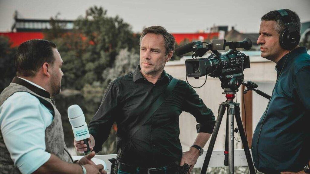 Trust in the media. A journalism crew during an interview. Fot. Mido Makasardi/Pexels