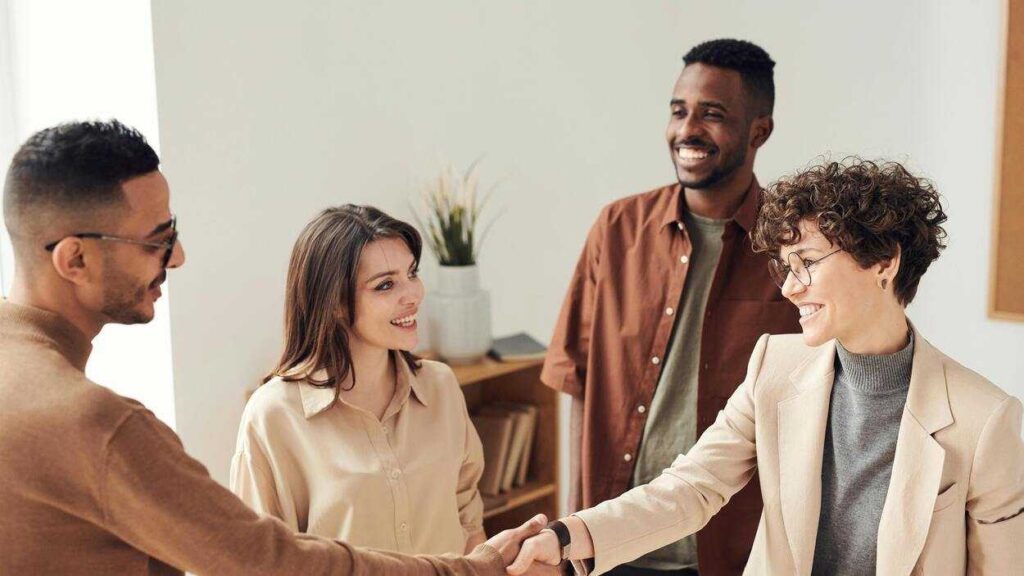 Negative effects of migration. The photo shows multicultural cooperation in a London office. Photo: Fauxels/Pexels