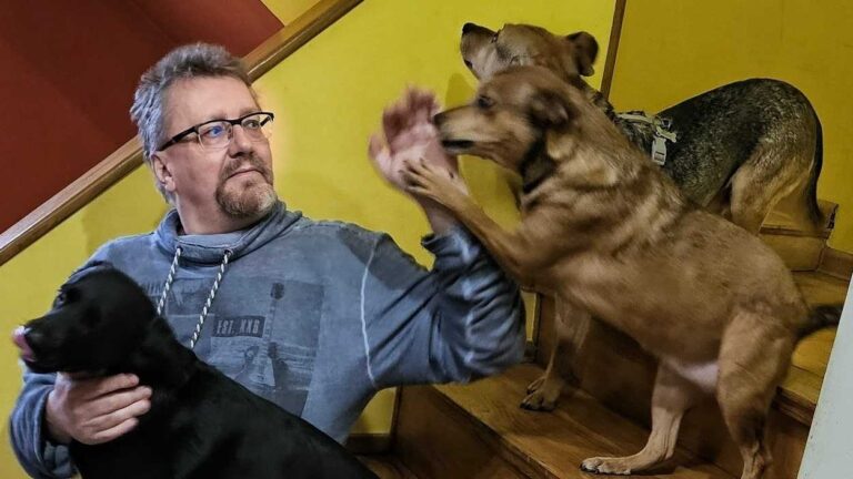 Paw-pals are forever. Jacek Piekara with his dogs. Fot. Archiwum Jacka Piekary