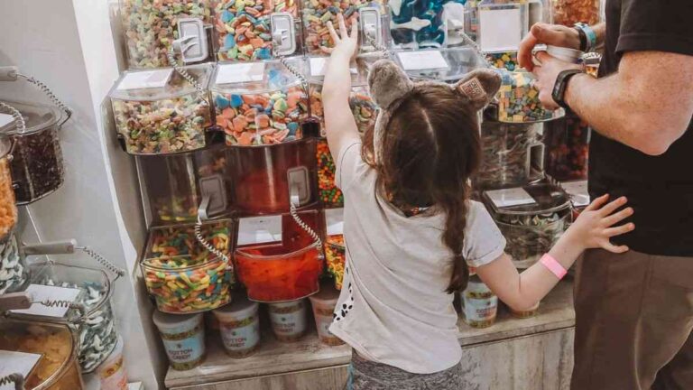 Artificial sweeteners harmful: a young girl reaches for candy in a store. Photo by April Walker / Unsplash
