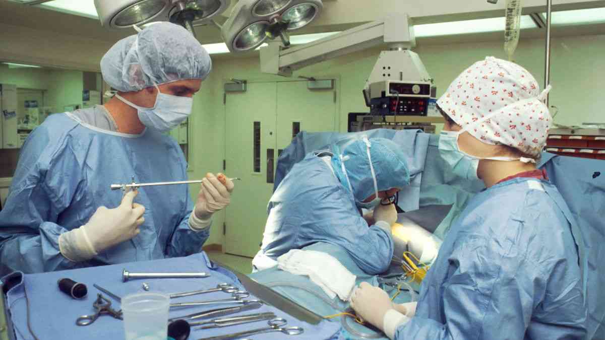 Autopsy and AIDS treatment: doctors preparing for surgery. Photo: National Cancer Institute / Unsplash.