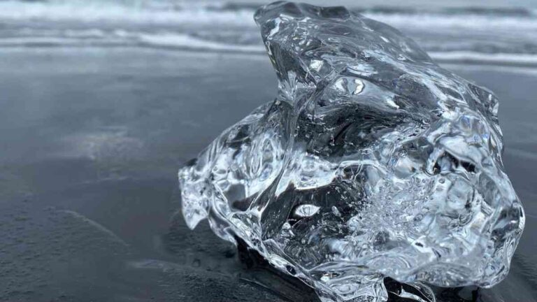 Electricity from ice: Xin Wen and the team at Xi’an Jiaotong University showed that ice generates electricity when bent. Photo: Mark Weaver / Unsplash.