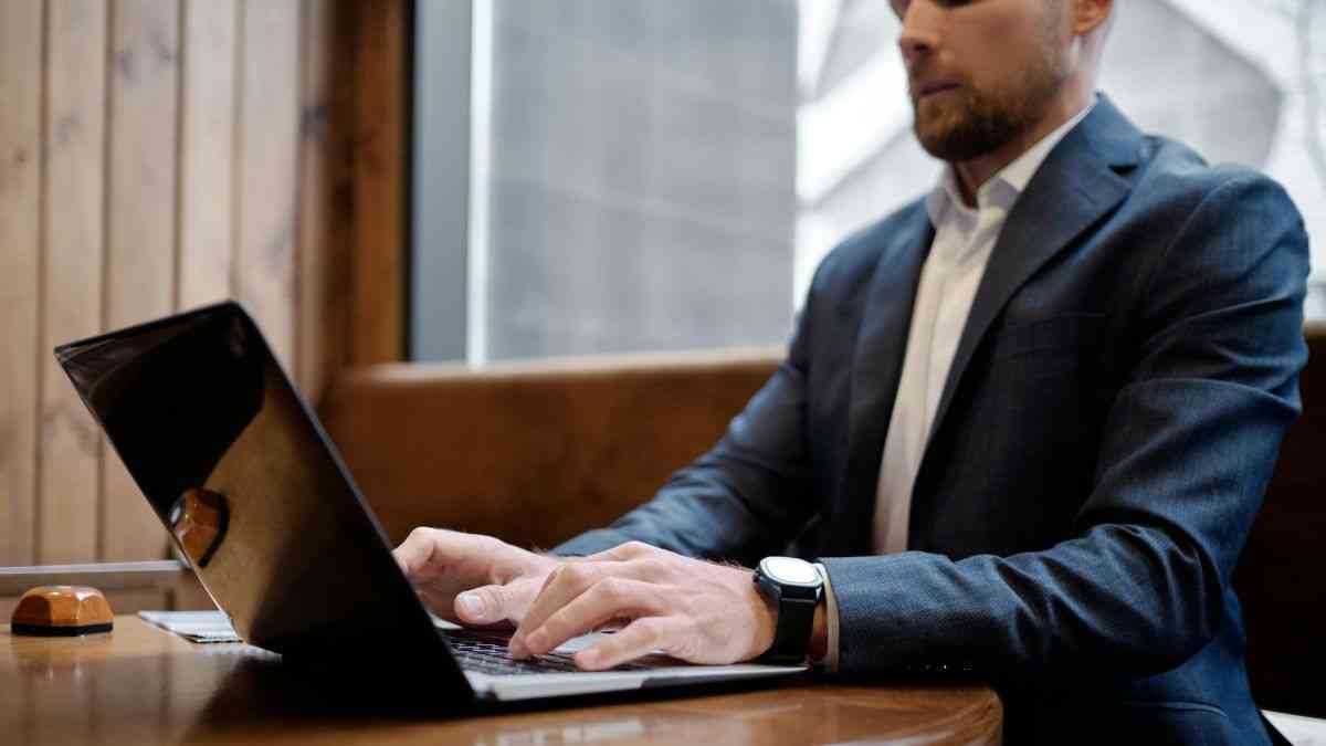 Narcissist online: researchers at the University of Amsterdam discovered how a fascination with dark news connects to a specific personality type. Photo: Jack Sparrow / Pexels.