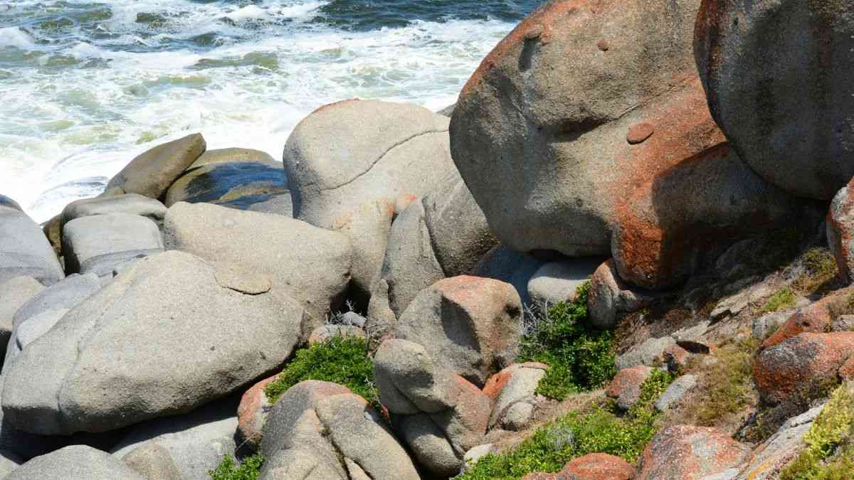 Ocean oxygen: sea waves crashing against rocks on the shore. Photo by Richard Lin / Unsplash.