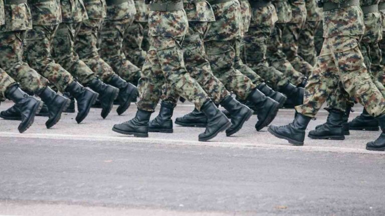 Patriots and national defense: boots of soldiers marching in several ranks. Photo: Filip Andrejevic / Unsplash.