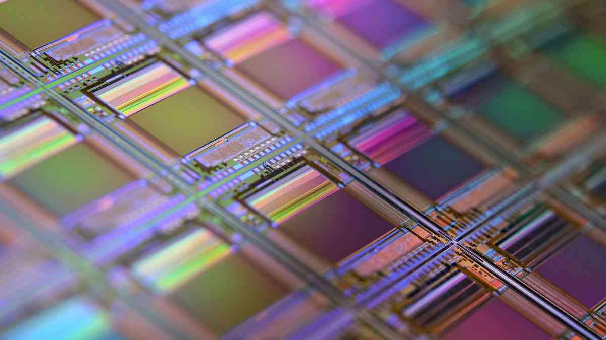 Record-small microchips: an iridescent silicon wafer structure. Photo: Laura Ockel / Unsplash.