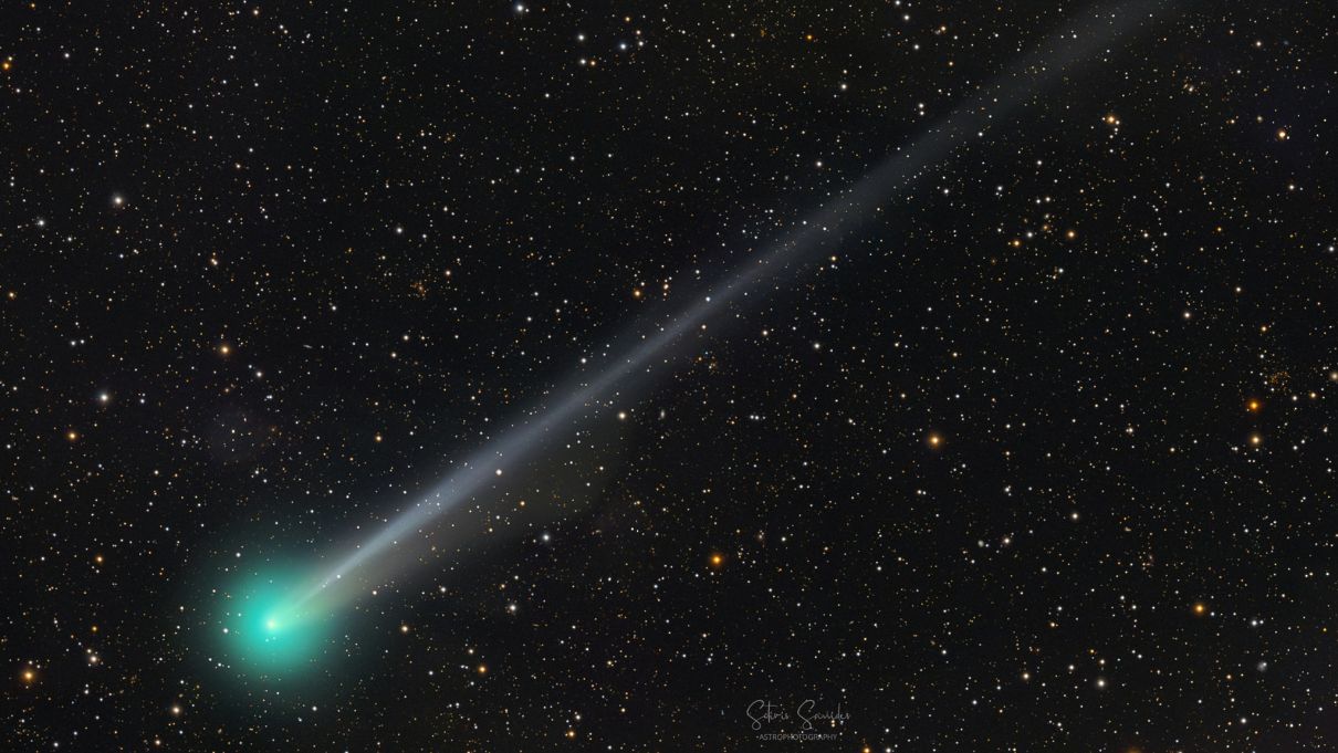 Photo: Sotiris Savvides / Unsplash. Night-sky observation: the new Comet Lemmon will pass close to Earth.