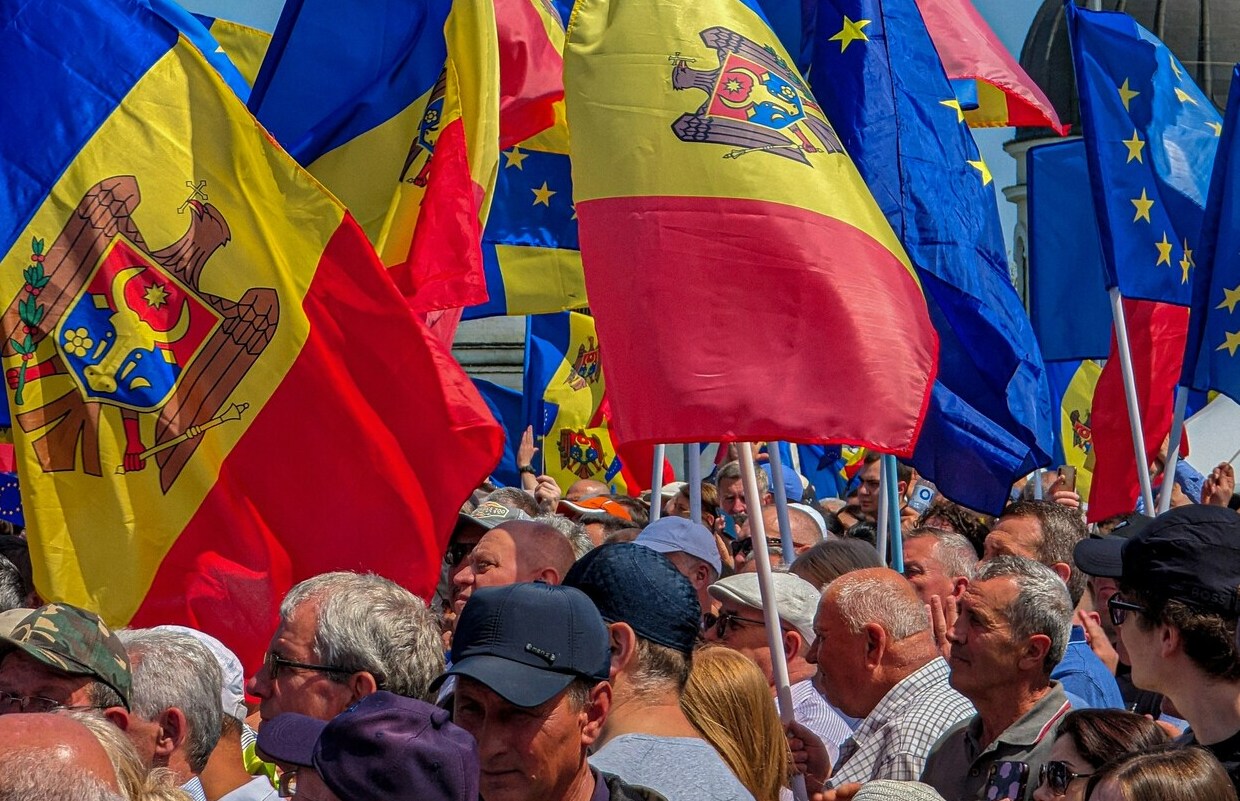 Russian propaganda in Moldova suffered a defeat. An analysis of the Moldova parliamentary elections. A crowd of people with Moldovan flags. Photo: Sasha Pleshco/Unsplash.