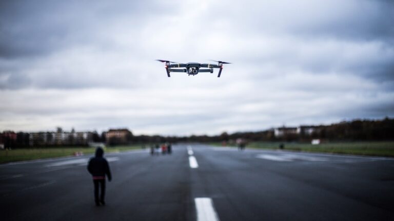 Illustration: A drone in flight above the clouds—a visual reference to the subject of the Russian drone factory and the Geran drones produced in Russia, which the media calls "Putin's night killers." Photo credit: Wirestock / Freepik (illustrative material).