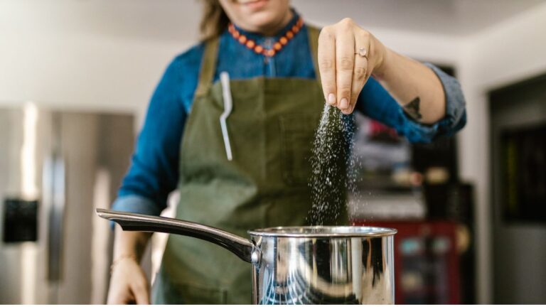 Stop guessing what causes memory loss! Chinese researchers just proved salt's effect on the brain is destructive. Learn how to cut back on sodium and protect your cognitive health. Photo: RDNE Stock project Pexels