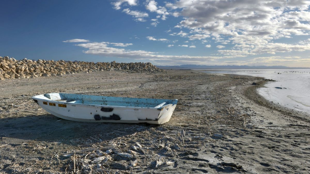 Toxic dust: View of a dried-up section of the Salton Sea, with an abandoned boat on the dry lakebed. Photo: Greg Bulla / Unsplash