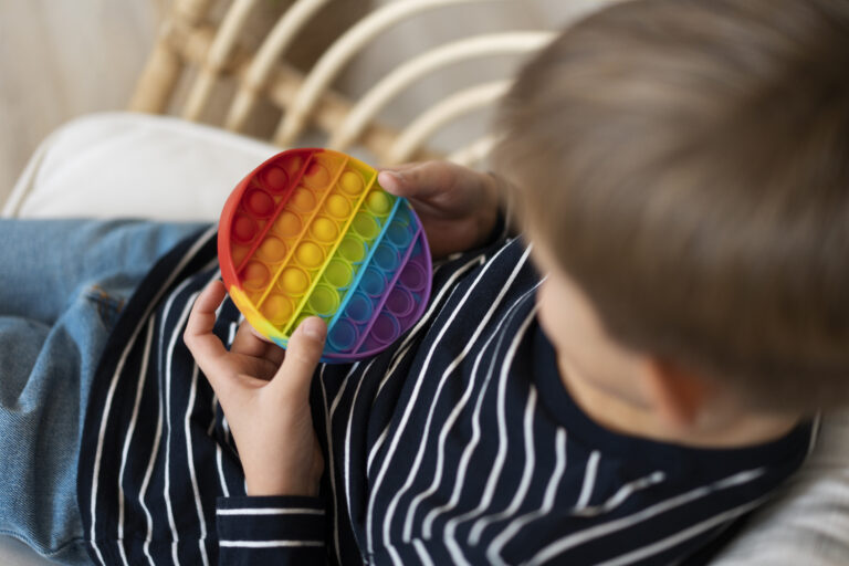 A boy with a rainbow toy. The colors symbolize autism / Photo: Freepik