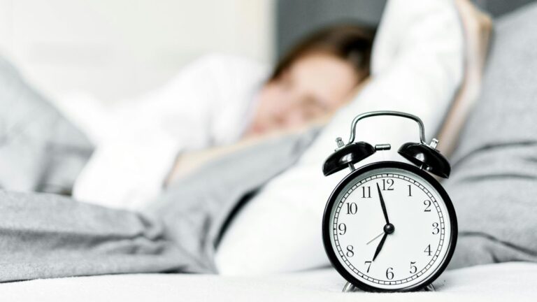 Switch to Standard Time. Photo: Anastasiya Vragova / Pexels. Researchers at Stanford University have shown that switching to Standard Time is better for us.
