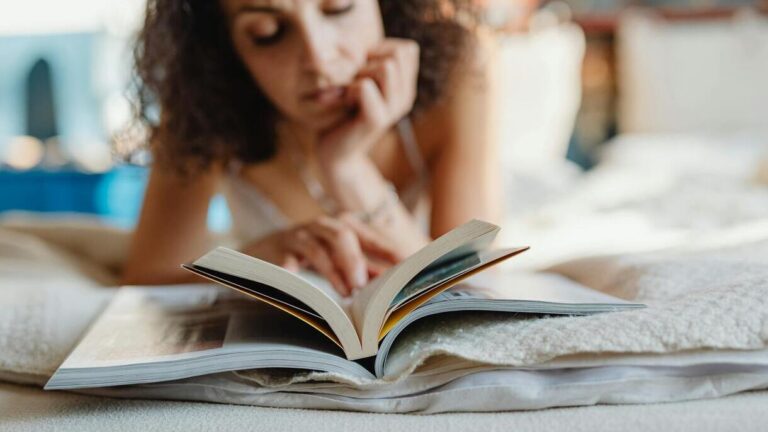 JOMO – how to regain peace and stop living under pressure. An offline moment with a book as a form of conscious letting go.