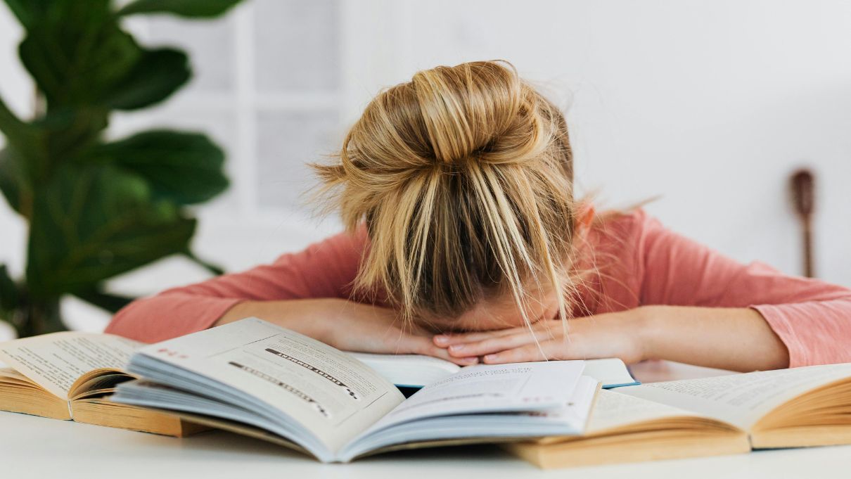 Photo: Kaboompics.com / Pexels. Focus: Child learning difficulties, slow processing speed in gifted children. Research by the Center for Genomic Medicine explains why intelligent children face academic struggles.