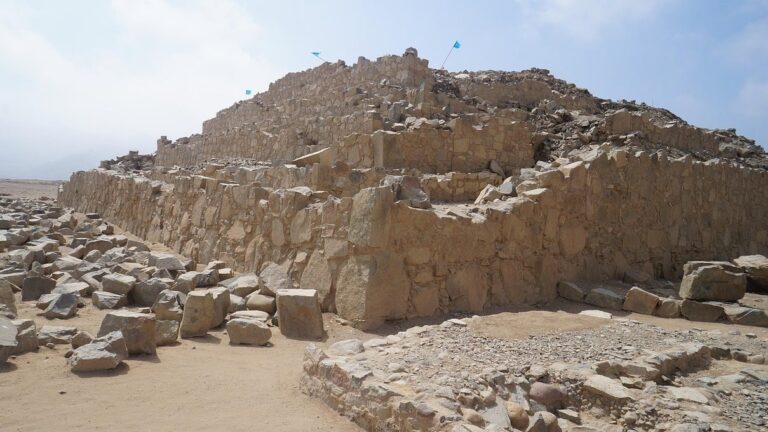 Lost City Peru (Illustrative photo): Ruins of the ancient city of Caral in Peru – monumental stone terraces of the Norte Chico civilization, one of the oldest cultures in the Americas, which existed without an army or weapons, making it unique in world history.