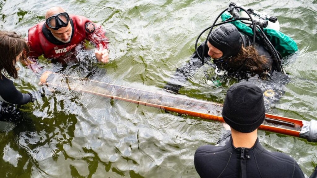 Extraordinary find in Lake Lednica. The research team during the recovery of one of the four spears. Mateusz Popek / Nicolaus Copernicus University in Toruń / Source: https://portal.umk.pl