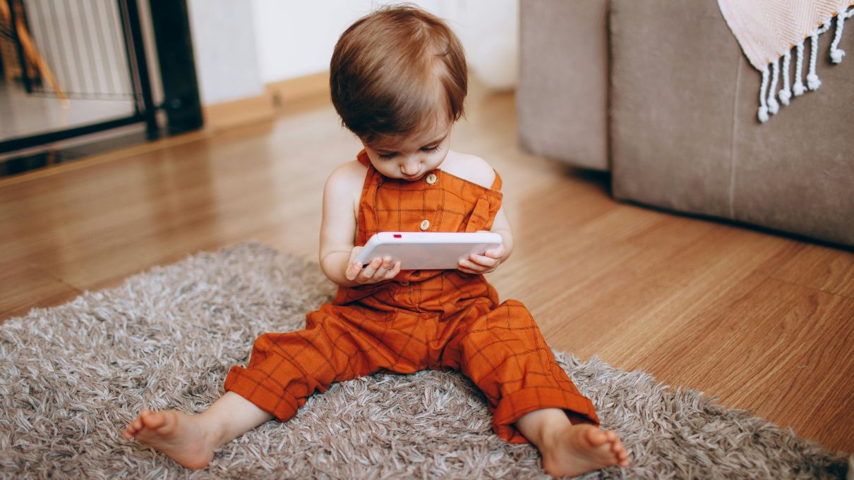 Screen time health effects, heart problems, sleep and health. Researchers from Denmark proved that minors who spend a lot of time in front of a screen may face cardiometabolic problems.