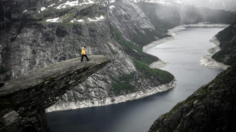 The spectacular archaeological discovery in Norway is attracting the attention of researchers and travelers. Melting glaciers reveal secrets from 1,500 years ago, and the unusual landscapes of the Norwegian fjords emphasize the unique nature of this fin