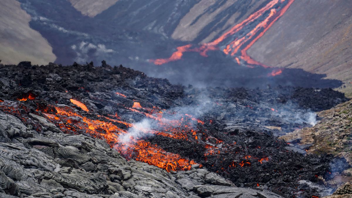 How Earth was formed: a field of slowly cooling, smoking magma.