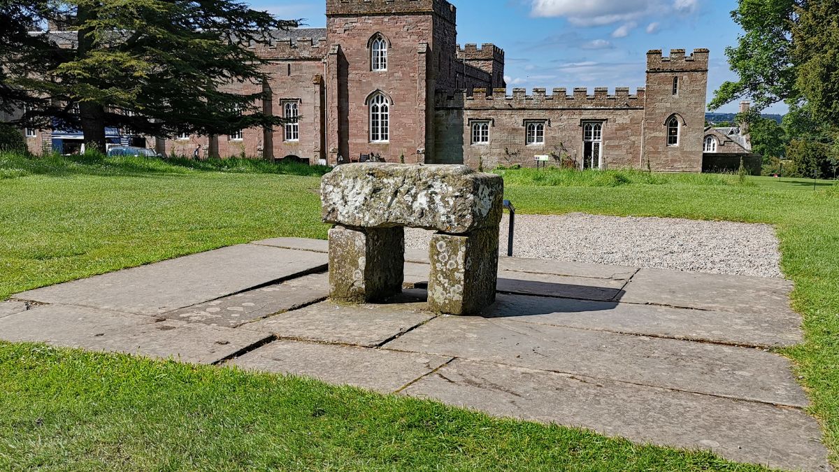 Ancient History of Scotland: Replica of the Stone of Destiny near Scone Palace. Photo: PaulT (Gunther Tschuch) / Wikimedia Commons (CC BY-SA 4.0)