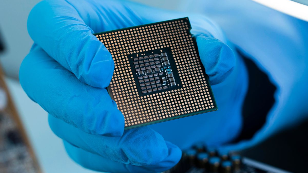 Silicon Integrated Circuits: A gloved hand holds a processor. Photo: Freepik