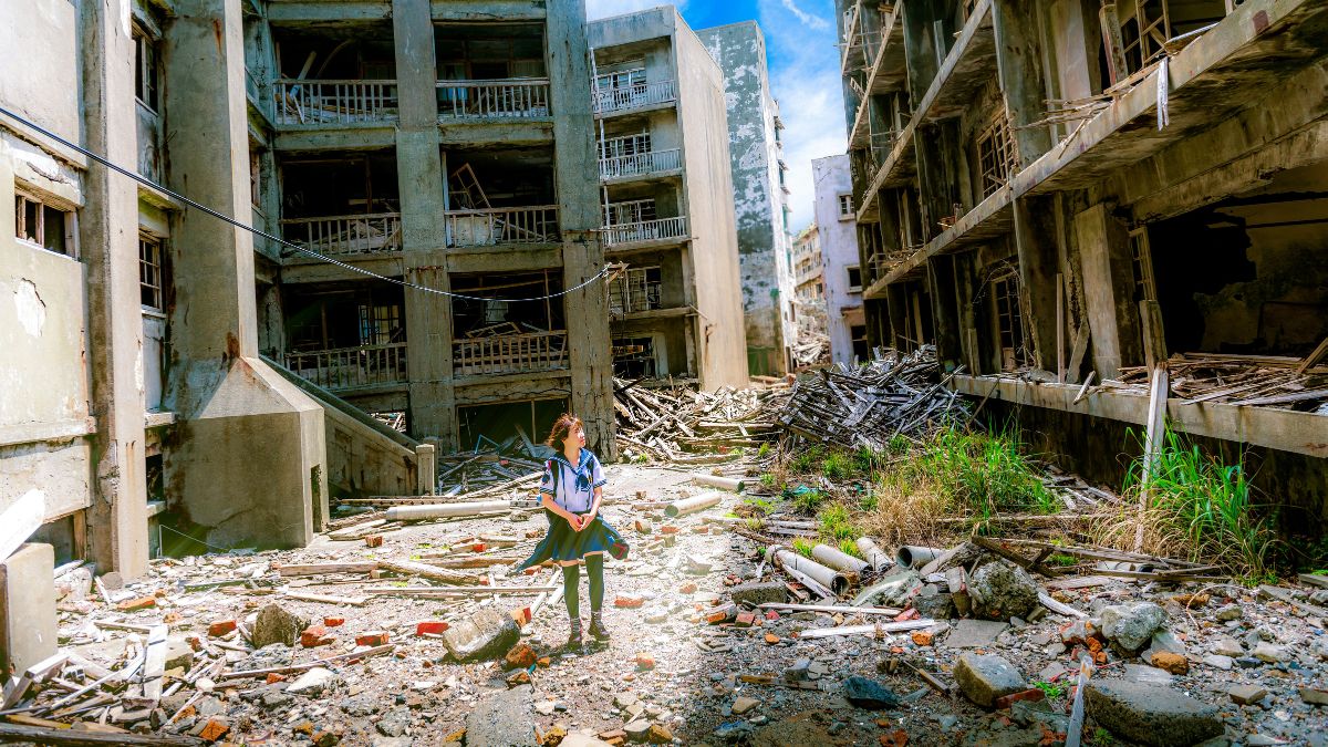 The impact of armed conflicts: a little girl walks through a ruined city. Photo by Jordy Meow / Unsplash.