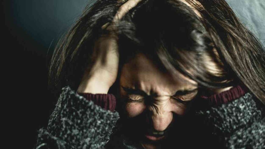 A woman experiencing intense emotions and psychological tension, symbolizing difficulties with emotional regulation and emotional immaturity within relationships.