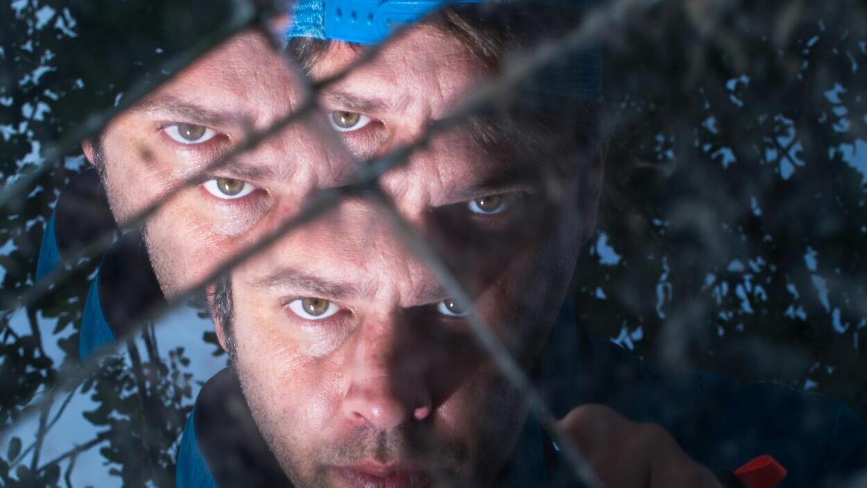 The distorted image of the face as a metaphor for the manipulation of reality's image and the world of distorted mirrors.