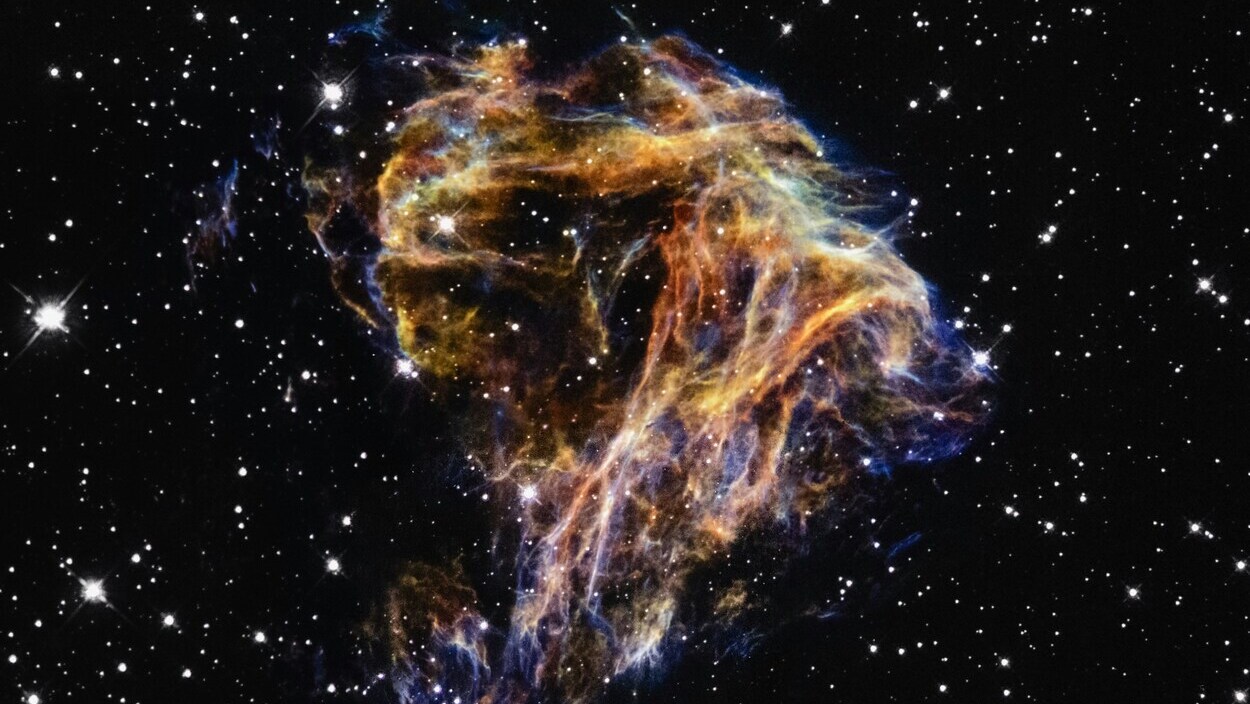 James Webb Space Telescope (JWST) against the backdrop of distant galaxies. In December 2025, this advanced instrument allowed for the discovery of the oldest known supernova, changing our view of the early Universe.