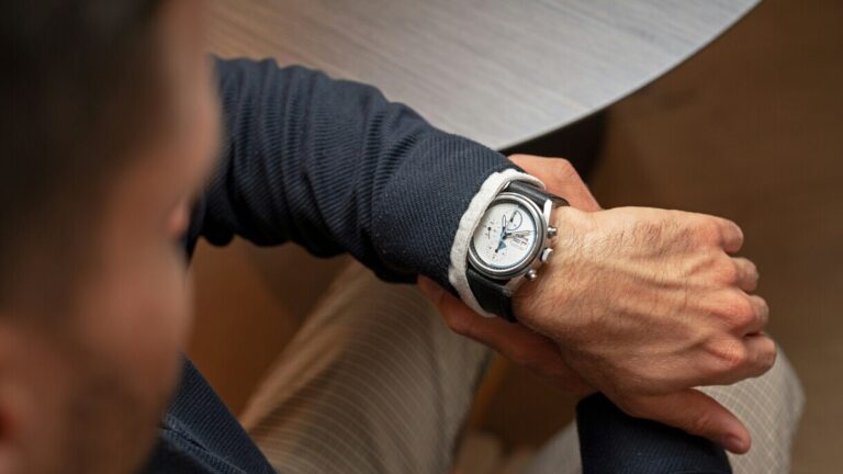 Photo shows a man looking at his watch—a visual metaphor for how time perception and the brain influence our feeling of minutes and years passing. As we age, the brain registers fewer events, which is why time seems to "accelerate."
