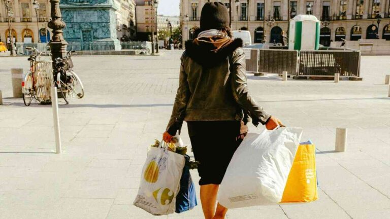 A person loaded with shopping bags walks across a city square. It is an image familiar to many of us—the moment when it becomes hard to count how many things ended up in the bag. It is in these situations that it’s easiest to understand why we buy more than we planned and how strongly the mechanisms used in marketing influence us.