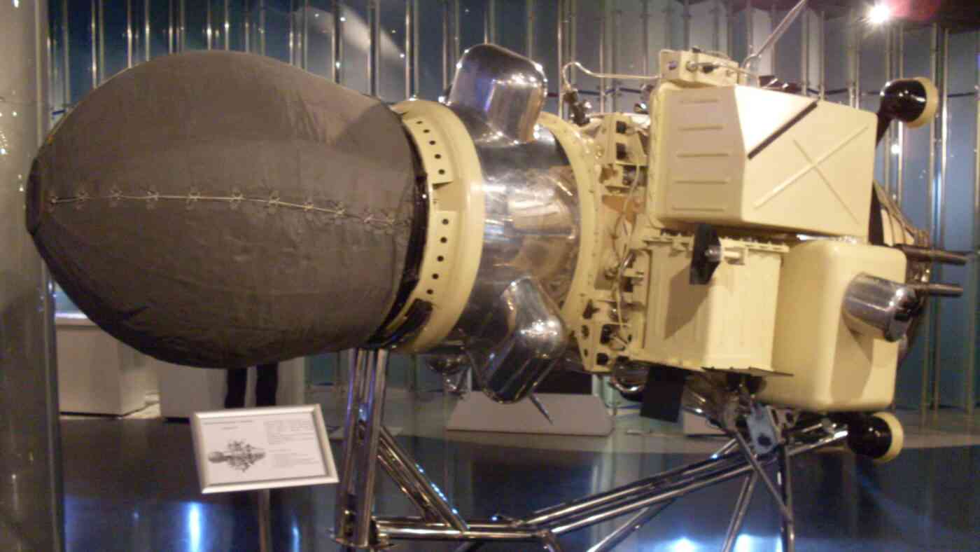 Luna 9 lander mockup