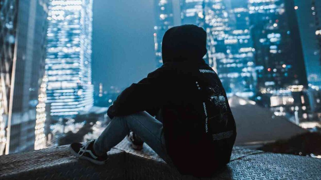 A solitary figure sits on an edge high above a city teeming with lights and skyscrapers. The shimmering skyline symbolizes the material success of the modern world—yet the person's turned-away silhouette reminds us how easily one can be left behind in all that glow. This visual tension between abundance and emptiness perfectly captures the dilemma of wealth vs. loneliness.