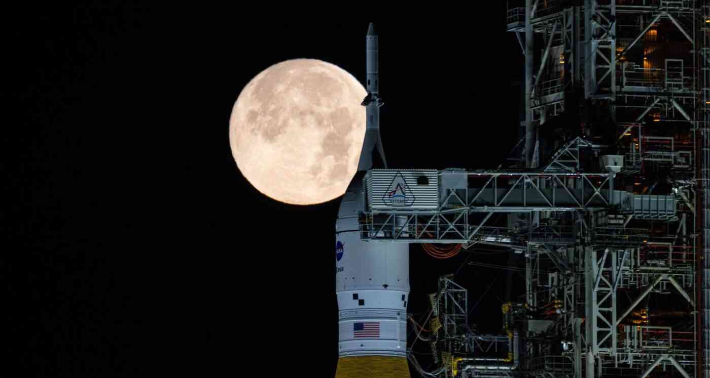 Artemis II mission: launch delayed. What’s blocking the flight around the Moon? In the photo: the Moon glowing above the SLS rocket.