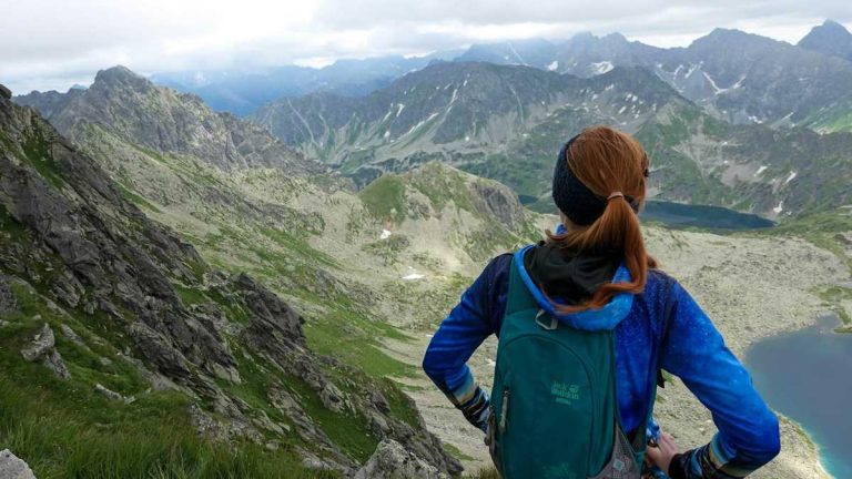 Foehn Wind: A woman with a backpack against the backdrop of the Tatra Mountains
