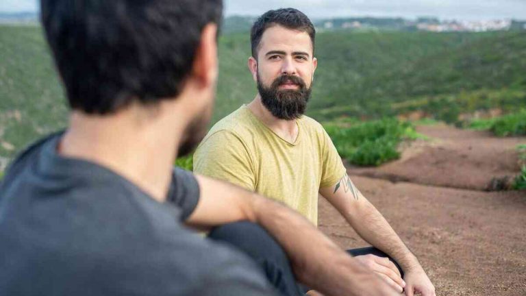 Two men are talking outdoors. The rhythm of communication shapes how well they understand each other.