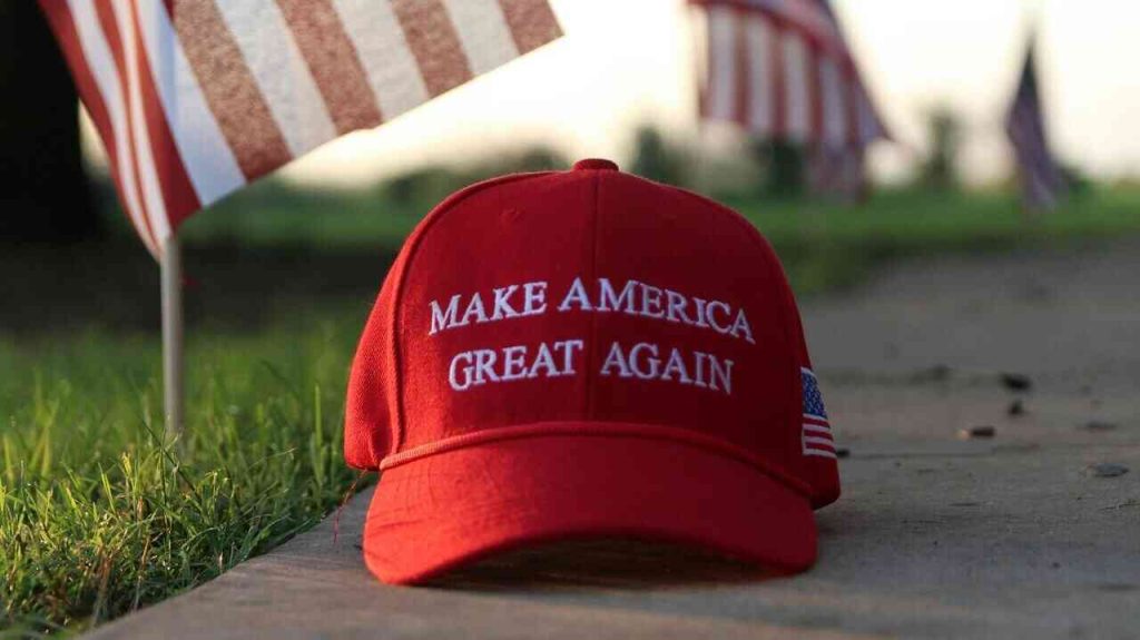 A MAGA cap as a symbol of Donald Trump’s promises. The war with Iran has put the slogan “America First” to its toughest test.