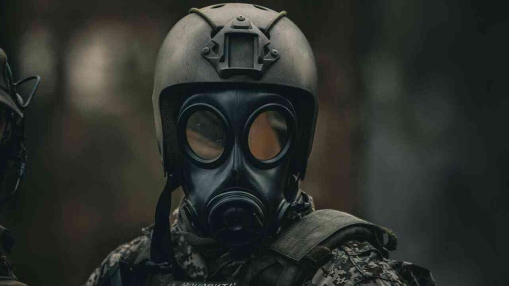A soldier in a gas mask powerfully conveys the unease of an age in which an undeclared war can develop without a clear beginning or an official declaration. The question of whether war threatens us increasingly concerns not only armies and the front line, but also cyberattacks, sabotage, drones and proxy operations. In this sense, the definition of hybrid warfare becomes key to understanding contemporary conflicts.