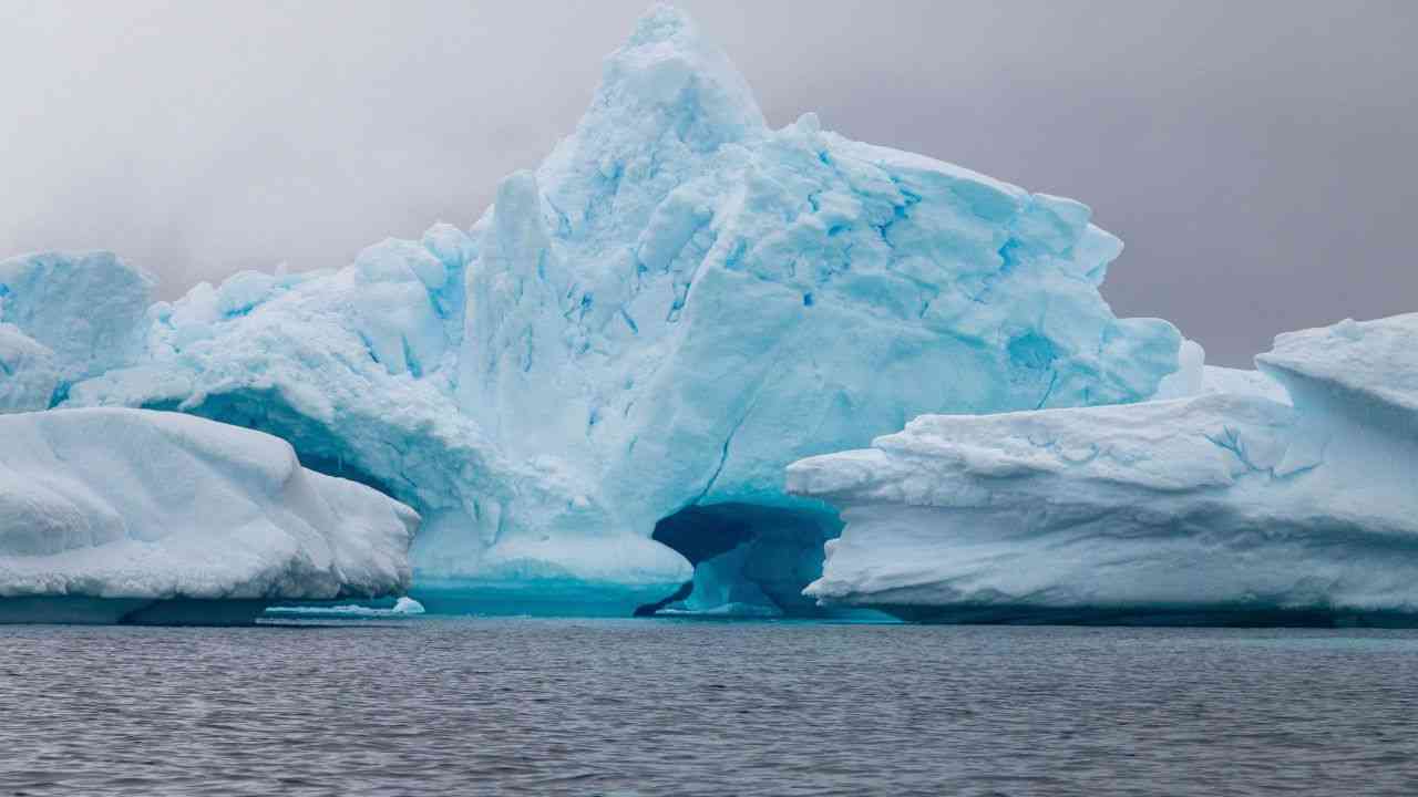Sea ice foreshadowing discoveries in Antarctica.