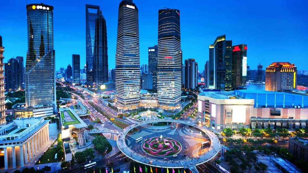 The Shanghai skyline illustrates China’s economic ambitions and the logic behind the BRI project. The New Silk Road is not just about infrastructure, ports, and railways, but also about a politics of influence through which Beijing strengthens its position in the world.