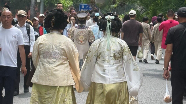 In the series “Notes from China,” Michał Dziuda presents a country seen not through a tourist brochure, but from street level: amid the everyday crowd, tradition, and a question that increasingly divides China and the West. In Michał Dziuda’s text, a journey to China becomes more than a travel account. It is an encounter with a civilization in which tradition, modernity, and social order form an image that forces the West to confront uncomfortable questions about freedom, security, and a shared purpose.