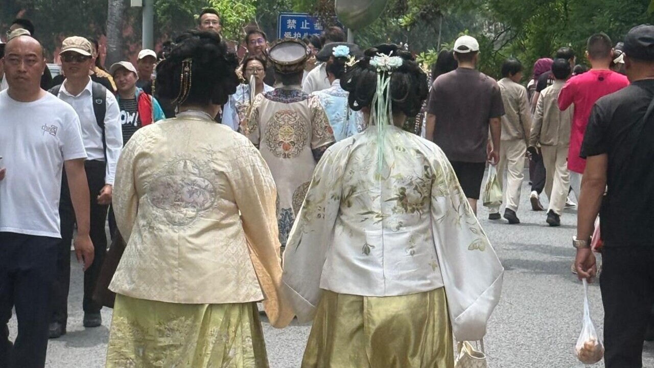 In the series “Notes from China,” Michał Dziuda presents a country seen not through a tourist brochure, but from street level: amid the everyday crowd, tradition, and a question that increasingly divides China and the West. In Michał Dziuda’s text, a journey to China becomes more than a travel account. It is an encounter with a civilization in which tradition, modernity, and social order form an image that forces the West to confront uncomfortable questions about freedom, security, and a shared purpose.
