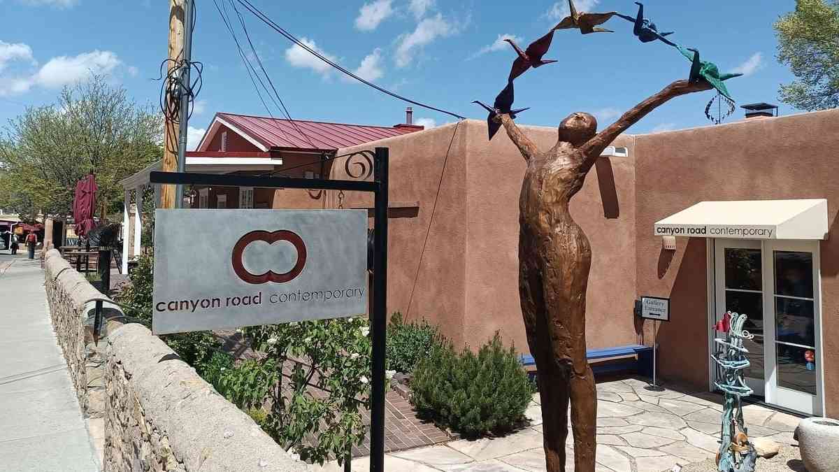 Canyon Road Contemporary – a contemporary art gallery in Santa Fe, exemplifying the contrasts that illustrate wealth and poverty in the USA.