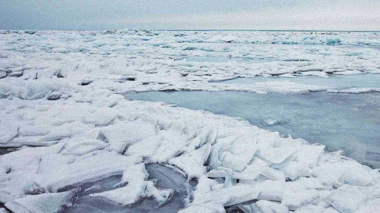 Melting ice on the sea surface, representing the melting of glaciers around the world.